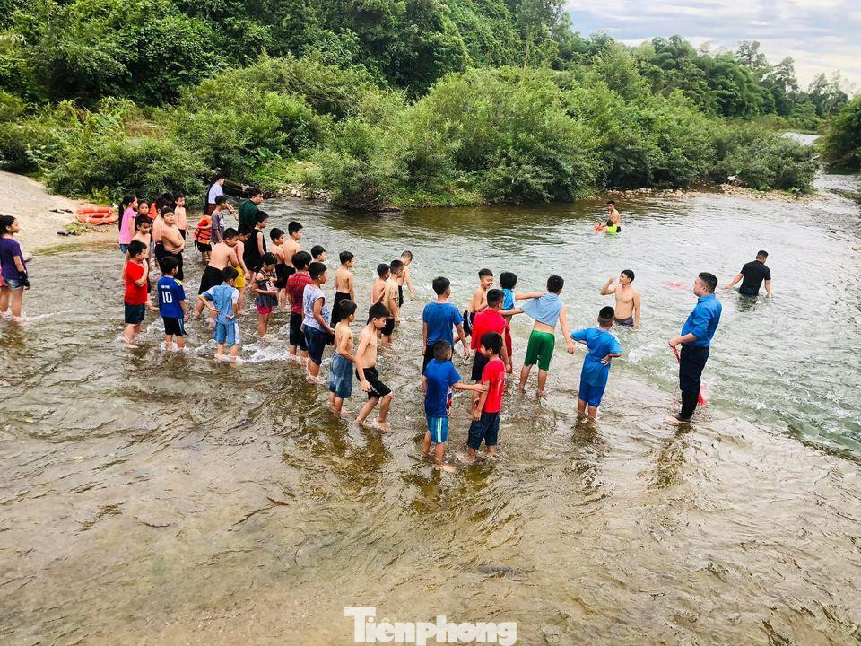 Anh Nguyễn Đình Thế - Bí thư Đoàn xã Thanh Thủy cho biết, từ ý tưởng ra thực tế của mô hình không hề đơn giản. Bởi kiếm được khúc suối không lởm chởm đá cuội sắc nhọn, phù hợp để làm “bể bơi” là chuyện khá khó khăn. Sau nhiều ngày khảo sát, các bạn trẻ cũng tìm được một đoạn suối ưng ý.