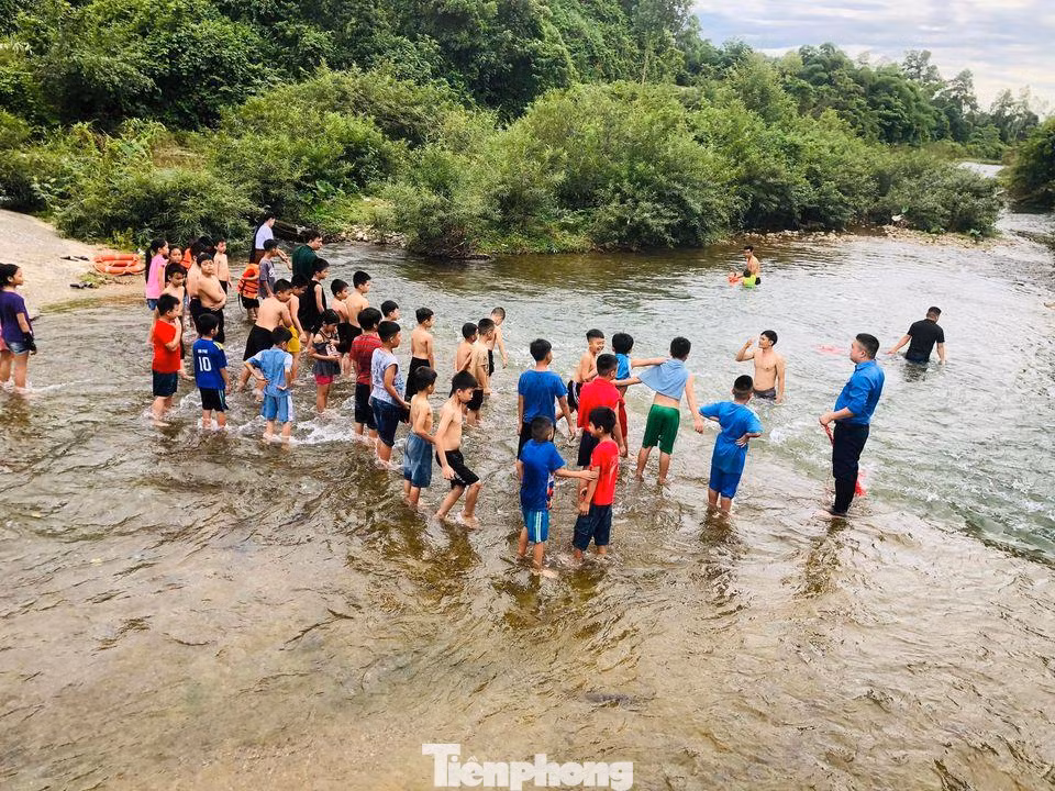 Anh Nguyễn Đình Thế - Bí thư Đoàn xã Thanh Thủy cho biết, từ ý tưởng ra thực tế của mô hình không hề đơn giản. Bởi kiếm được khúc suối không lởm chởm đá cuội sắc nhọn, phù hợp để làm “bể bơi” là chuyện khá khó khăn. Sau nhiều ngày khảo sát, các bạn trẻ cũng tìm được một đoạn suối ưng ý.