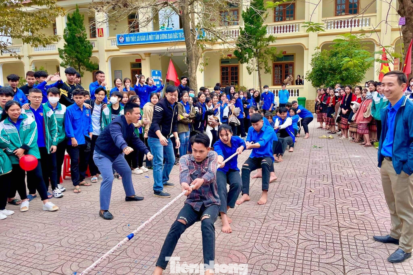 Các hoạt động văn hoá văn nghệ, thể dục thể thao thu hút đông đảo học sinh, sinh viên tham gia. Tiêu biểu, Cuộc thi ảnh online “Nét đẹp sinh viên” do Hội Sinh viên trường Đại học Sư phạm Kỹ thuật Vinh tổ chức; Ngày hội Sáng tạo tại huyện Con Cuông; Hội diễn văn nghệ “Vũ điệu chào xuân” tại huyện Hưng Nguyên hay các trận thi đấu giao lưu bóng đá, trò chơi team bulding… đã tạo không khí vui tươi, phấn khởi, rèn luyện thể chất, tinh thần cho học sinh, sinh viên.