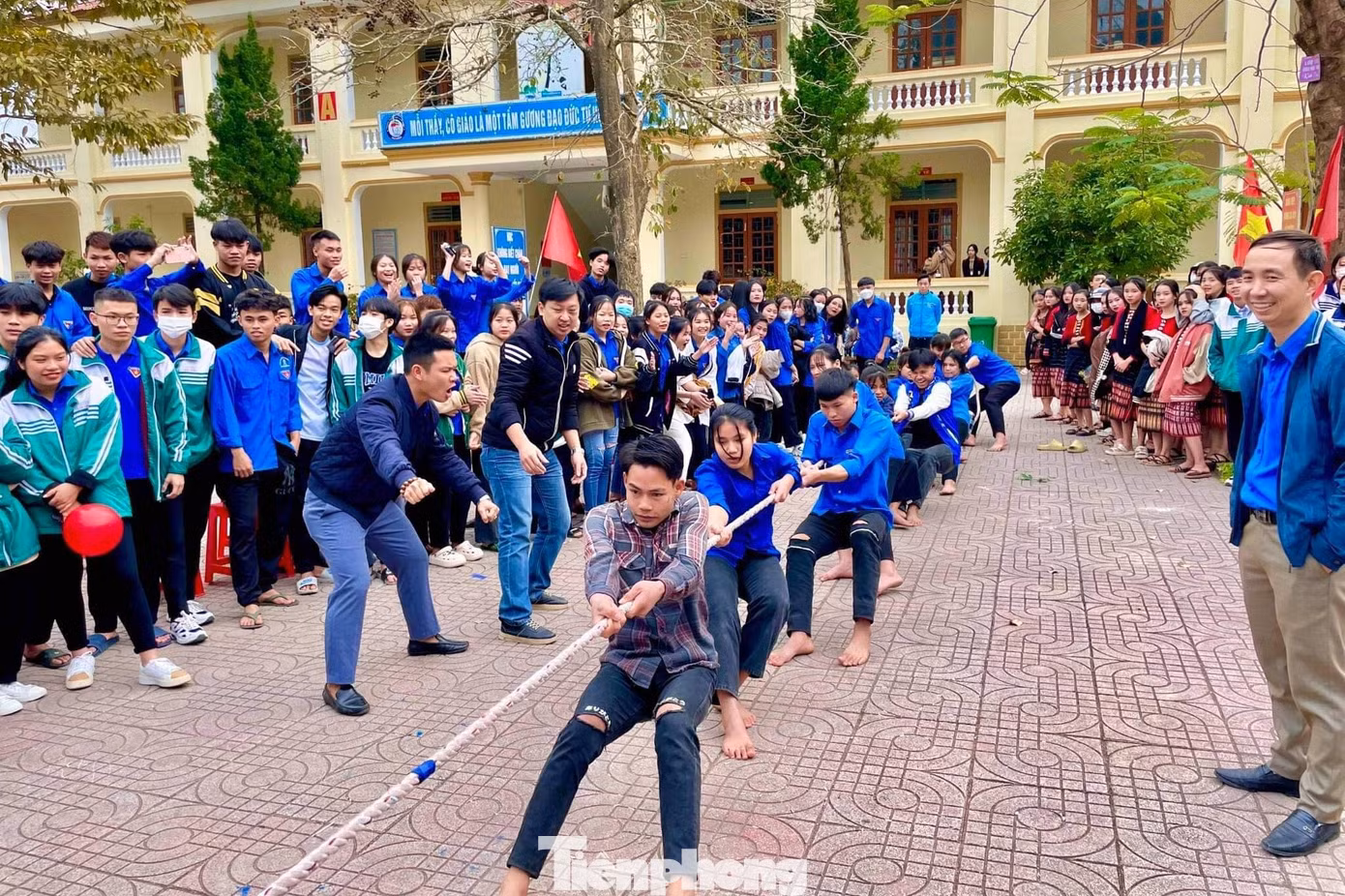 Các hoạt động văn hoá văn nghệ, thể dục thể thao thu hút đông đảo học sinh, sinh viên tham gia. Tiêu biểu, Cuộc thi ảnh online “Nét đẹp sinh viên” do Hội Sinh viên trường Đại học Sư phạm Kỹ thuật Vinh tổ chức; Ngày hội Sáng tạo tại huyện Con Cuông; Hội diễn văn nghệ “Vũ điệu chào xuân” tại huyện Hưng Nguyên hay các trận thi đấu giao lưu bóng đá, trò chơi team bulding… đã tạo không khí vui tươi, phấn khởi, rèn luyện thể chất, tinh thần cho học sinh, sinh viên.