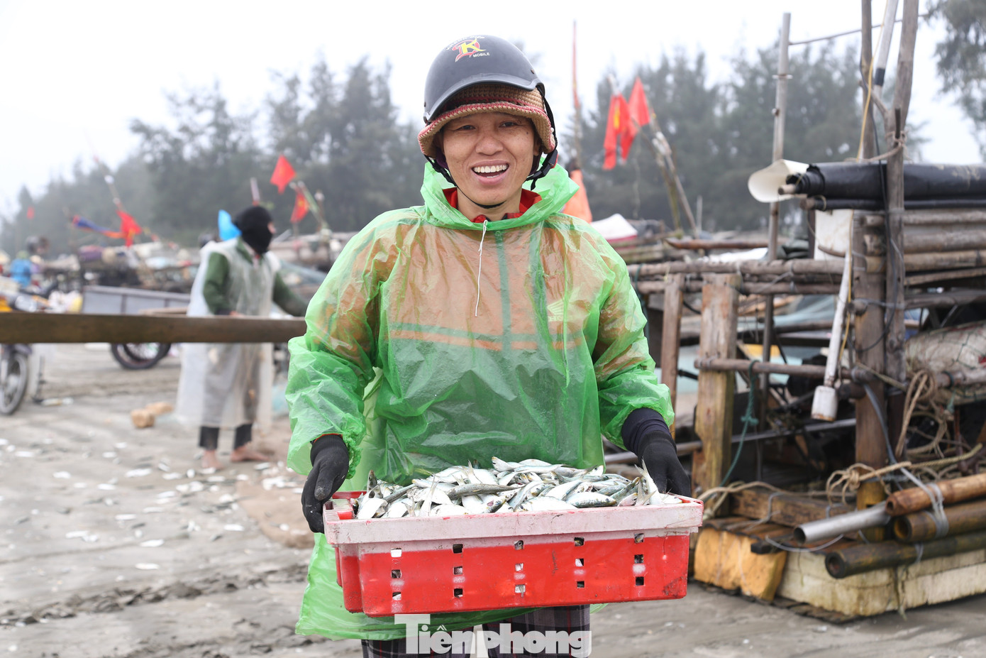 Những ngày Tết, nhu cầu tiêu thụ hải sản cũng tăng cao nên ngư dân đánh bắt được bao nhiêu đều được các thương lái, người dân thu mua ngay tại bãi biển.