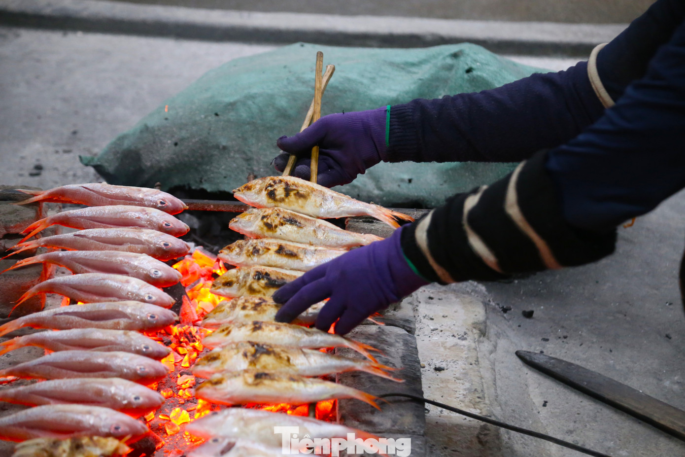 “Nghề này tuy vất vả, ngày nào cũng lấm lem than khói, làm từ tinh mơ đến tối mịt nhưng mang lại thu nhập ổn định cho các gia đình. Những lao động làm thuê cũng có mức thu nhập khá”, chị Nguyễn Thị Lý (thợ nướng cá) nói và cho biết nhân công làm cho các cơ sở nướng cá được trả công từ 250.000 – 400.000 đồng mỗi ngày.