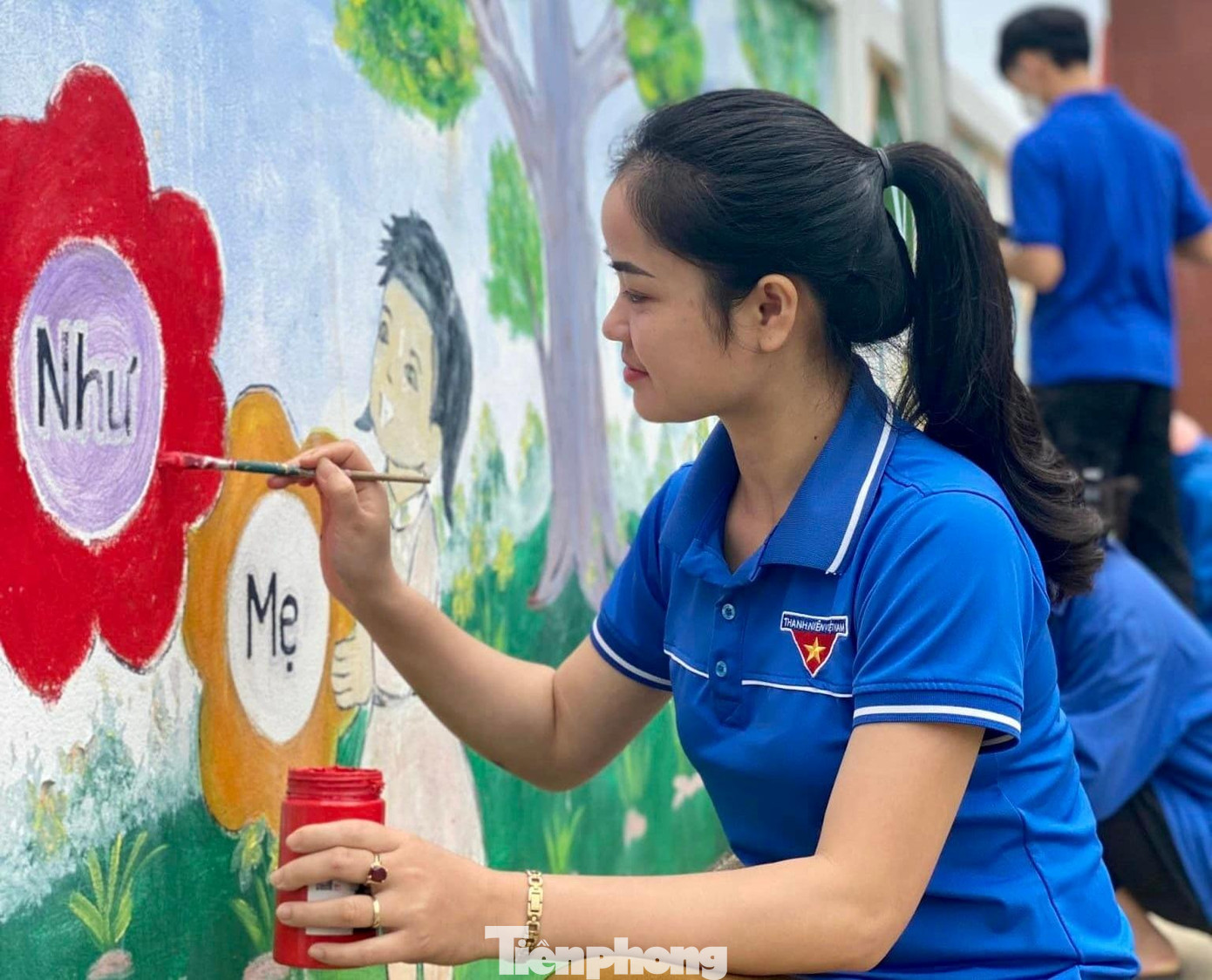 Trang cùng đoàn viên thanh niên hoàn thành con đường bích họa
