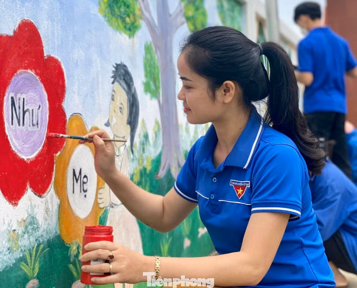 Trang cùng đoàn viên thanh niên hoàn thành con đường bích họa