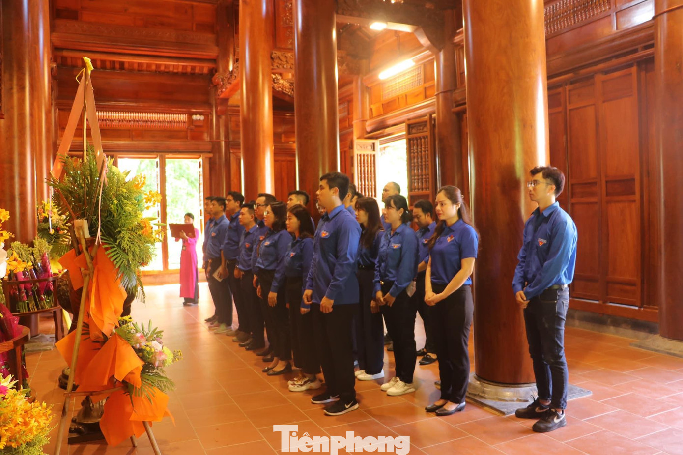 Dâng hương tại Khu di tích quốc gia đặc biệt Kim Liên