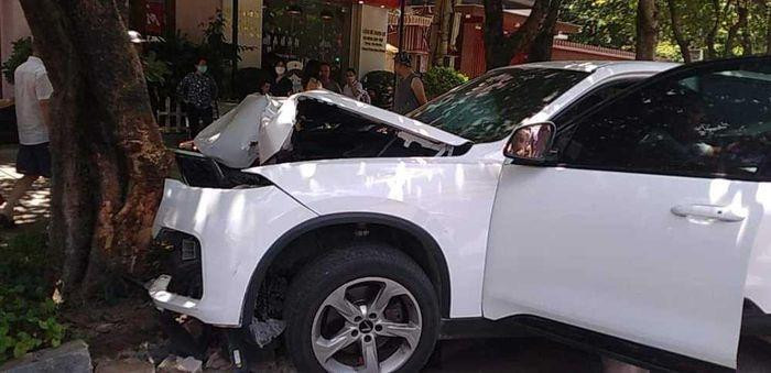 Chiếc ô tô đâm vào gốc cây bên đường