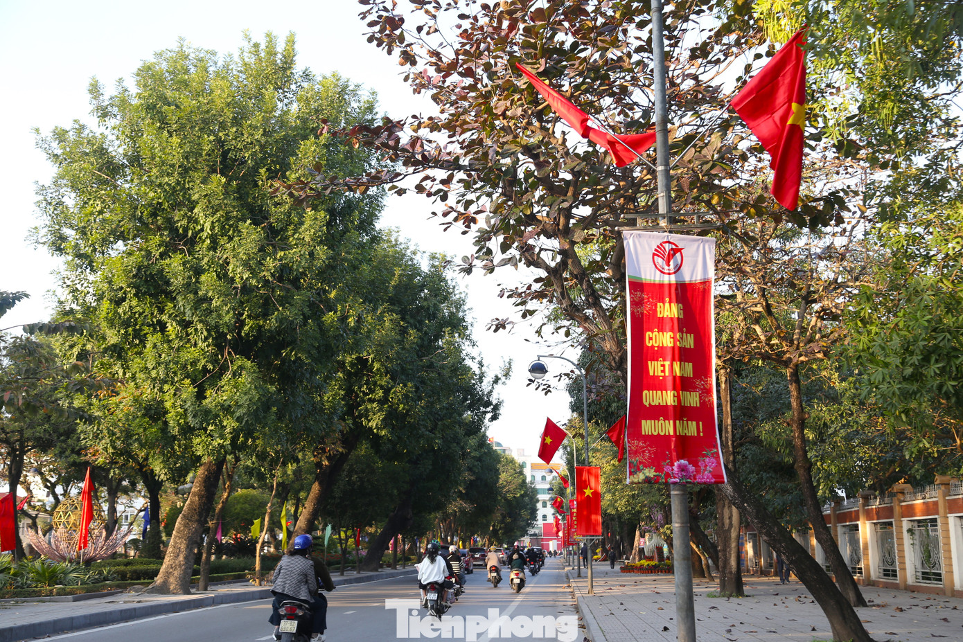 Dọc các tuyến phố như Lê Mao, Nguyễn Văn Cừ, Hồ Tùng Mậu,… rực rỡ cờ hoa, pano, áp phích.