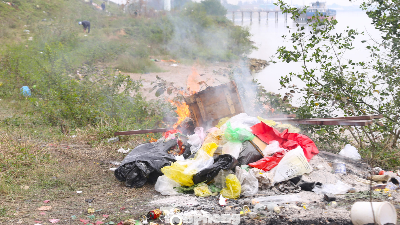 Bãi rác cháy gây ô nhiễm môi trường. Bãi rác cháy gây ô nhiễm môi trường.