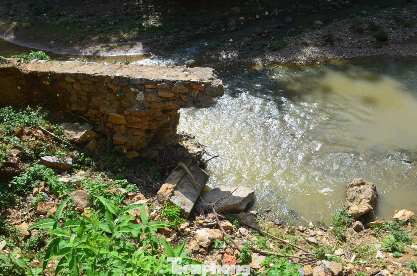 “Nhiều lần ra huyện công tác, tôi đã bị trượt ngã, người lấm lem bùn đất. Đây là tuyến đường độc đạo vào xã nên ảnh hưởng rất nhiều tới đời sống, hoạt động của cán bộ, giáo viên, người dân trên địa bàn”, ông Cụt Văn Kiếp chia sẻ.