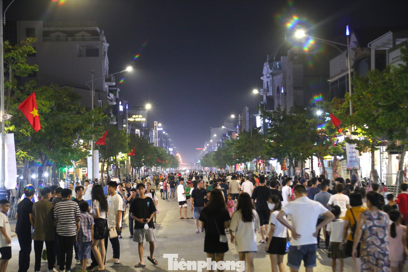 Ghi nhận tối 2/9, có rất đông người dân đến phố đi bộ TP Vinh, Nghệ An. Đúng 19h, các tuyến đường được lực lượng chức năng lập chốt barie cấm xe cộ lưu thông, dành riêng cho người dân đi bộ, vui chơi, mua sắm.