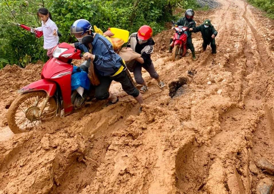 Mưa kéo dài nhiều ngày khiến con đường đi vào bản làng trở nên gian truân hơn