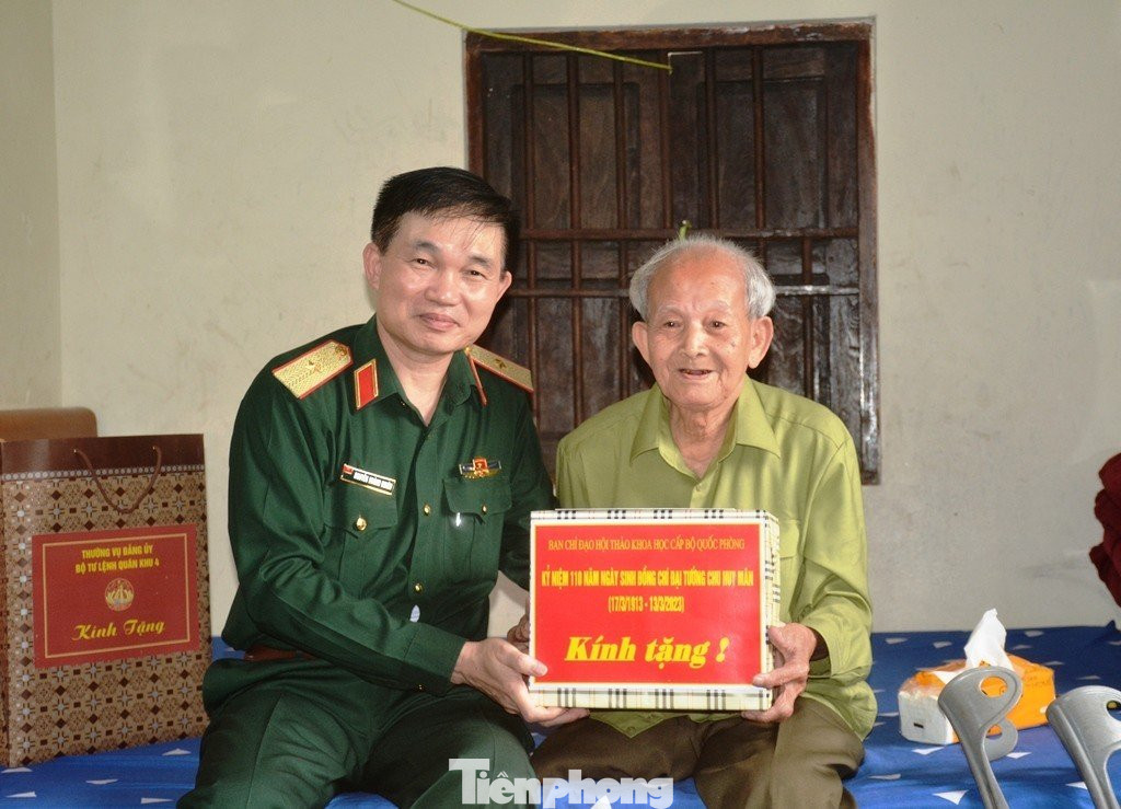 Thiếu tướng Nguyễn Hoàng Nhiên trao quà tặng ông Chu Văn Mày, thương binh 1/4 trú tại xã Hưng Hòa, TP Vinh, Nghệ An.