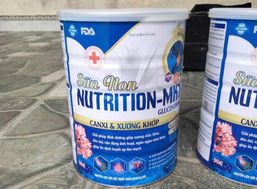 Hộp sữa bên ngoài ghi "sữa non", được quảng cáo là bổ sung canxi, tốt cho xương khớp...