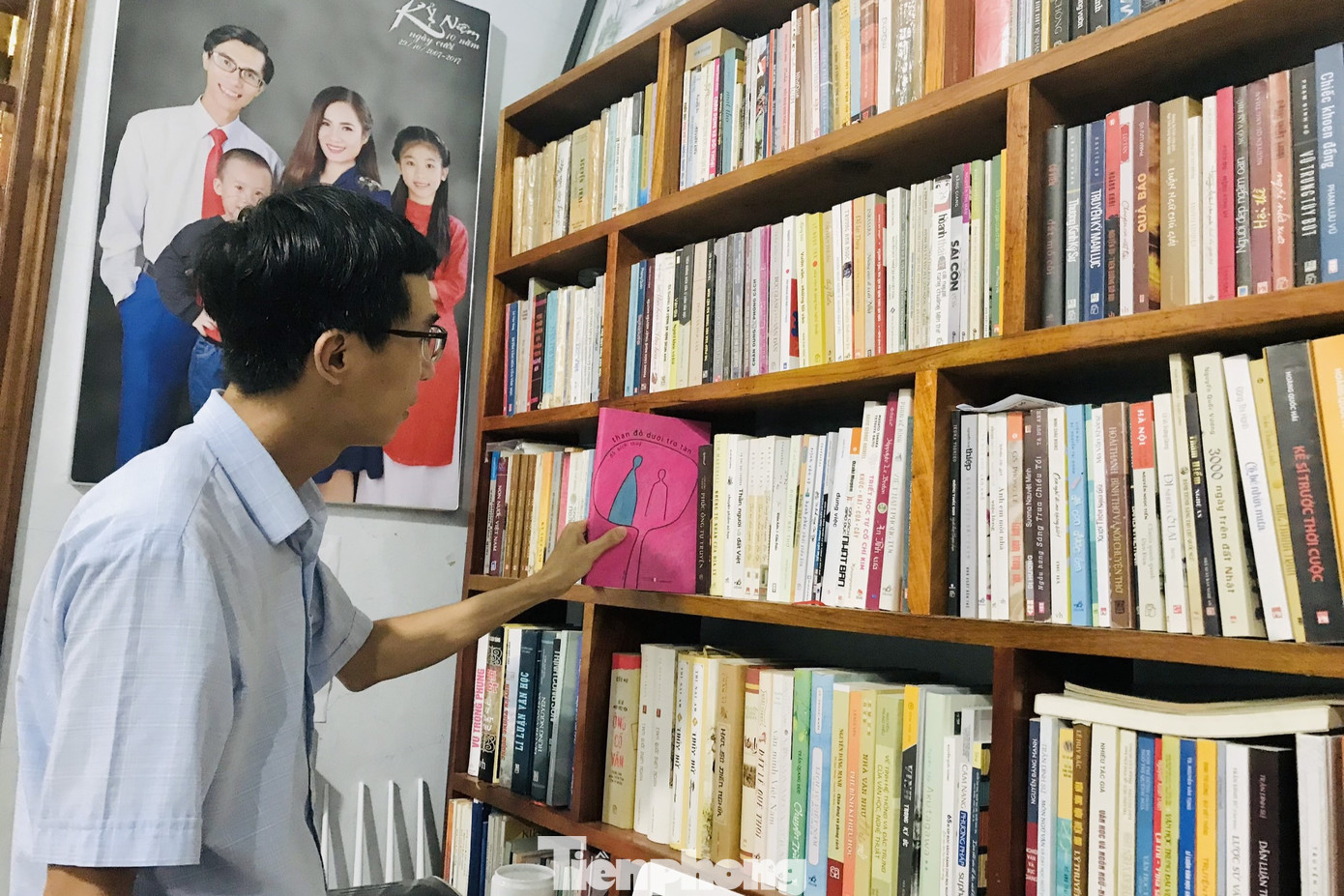 Đến giờ, tủ sách gia đình thầy Trung có khoảng 1.000 đầu sách các loại