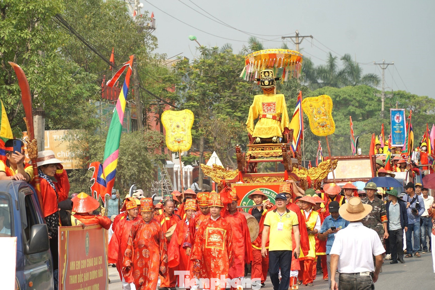 Lễ rước thần từ đền thờ Thái phó Tấn quốc công Nguyễn Cảnh Hoan (xã Tràng Sơn) về đền Đức Hoàng và chùa Phúc Mỹ (xã Yên Sơn) đã diễn ra long trọng, thu hút đông đảo người dân và du khách.