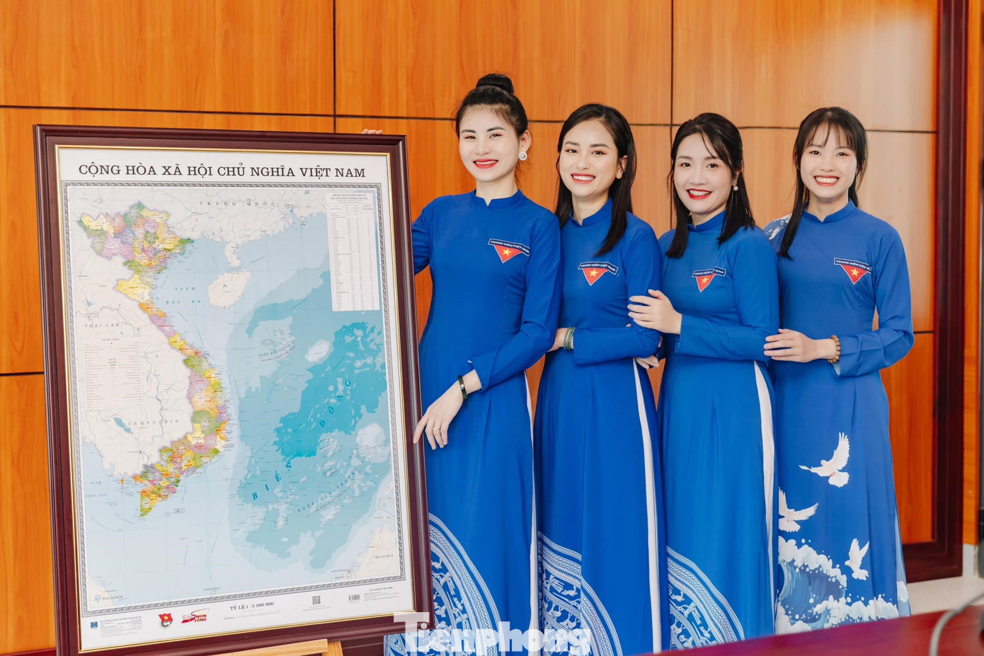 "Bóng hồng" thướt tha trong tà áo dài bên tấm bản đồ Việt Nam.