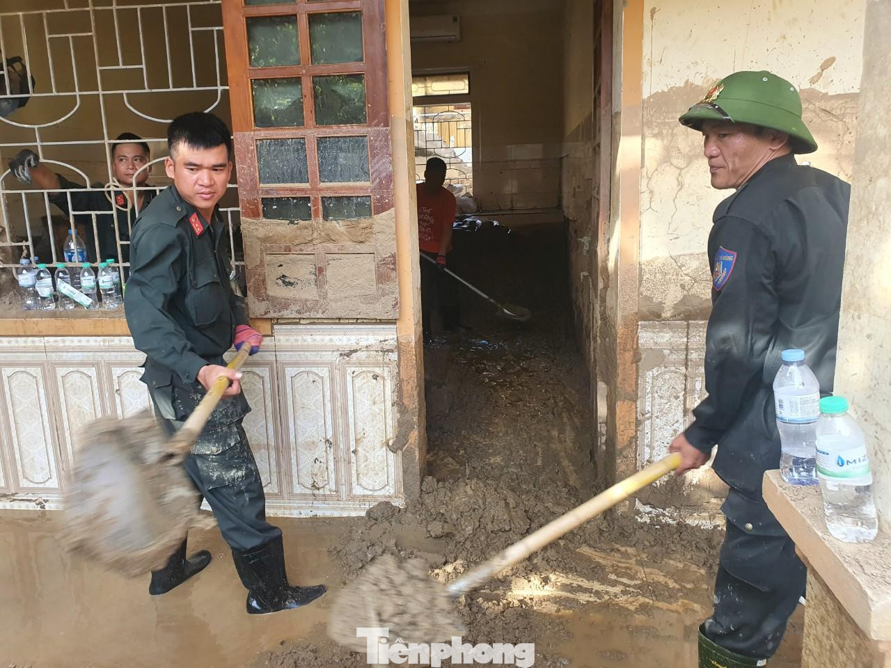 Dọn dẹp đất đá, bùn lầy ở các trường học để các em học sinh sớm trở lại học tập. Dọn dẹp đất đá, bùn lầy ở các trường học để các em học sinh sớm trở lại học tập.