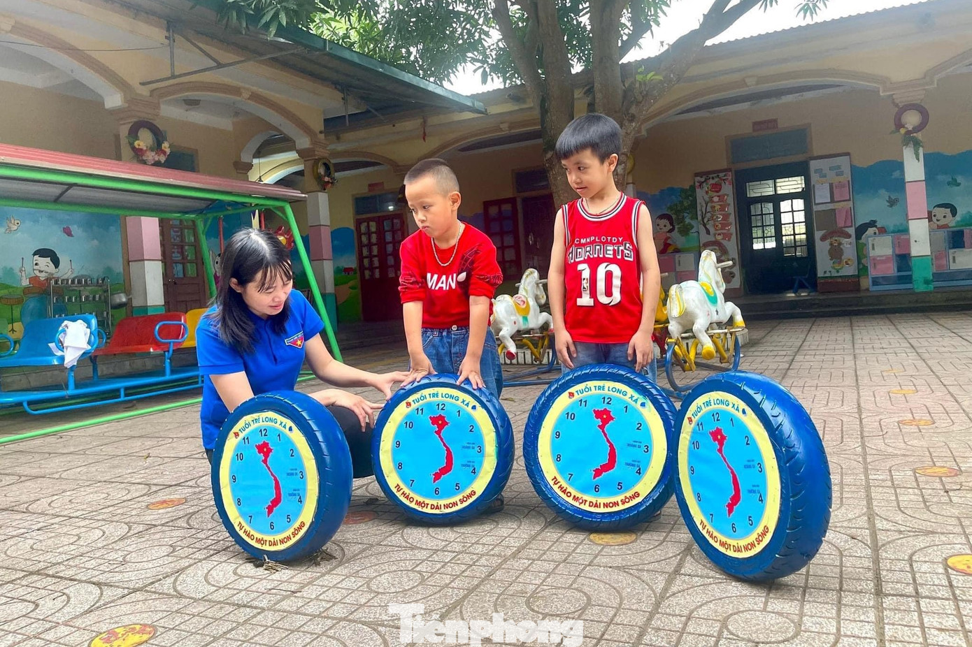 Tại Đoàn xã Long Xá, huyện Hưng Nguyên cũng triển khai mô hình “Hành trình thứ hai của lốp xe - Tự hào một dải non sông” chế tạo đồng hồ và trao tặng 20 chiếc cho trường Mầm non Long Xá.