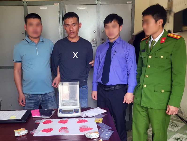 Đối tượng Phạm Anh Tuấn (x) và tang vật tại cơ quan Công an Đối tượng Phạm Anh Tuấn (x) và tang vật tại cơ quan Công an