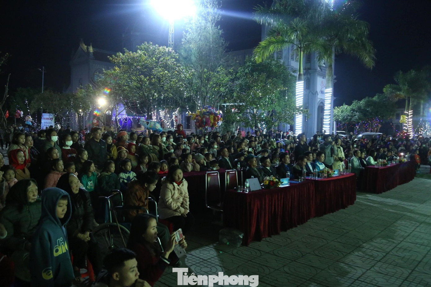 Tối 20/12, tại giáo xứ Yên Thịnh, xã Hưng Yên Bắc, huyện Hưng Nguyên, Ban Thường vụ Tỉnh Đoàn, Ban Thư ký Hội LHTN tỉnh Nghệ An đã tổ chức chương trình “Mừng Giáng sinh năm 2022 - Chào năm mới 2023”.