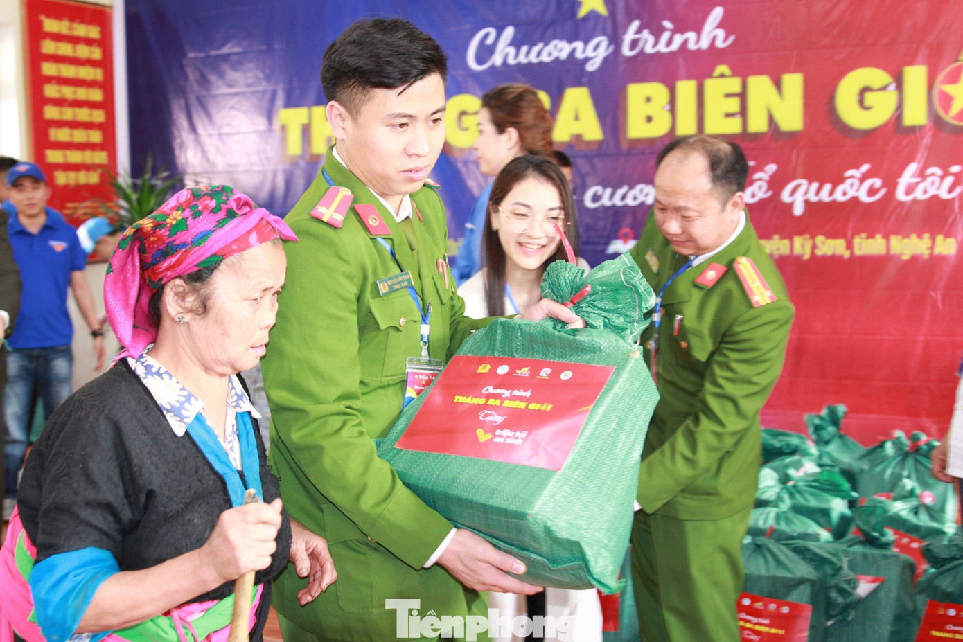 Hàng trăm suất quà đến với người dân xã miền núi Nậm Cắn, huyện Kỳ Sơn, Nghệ An Hàng trăm suất quà đến với người dân xã miền núi Nậm Cắn, huyện Kỳ Sơn, Nghệ An