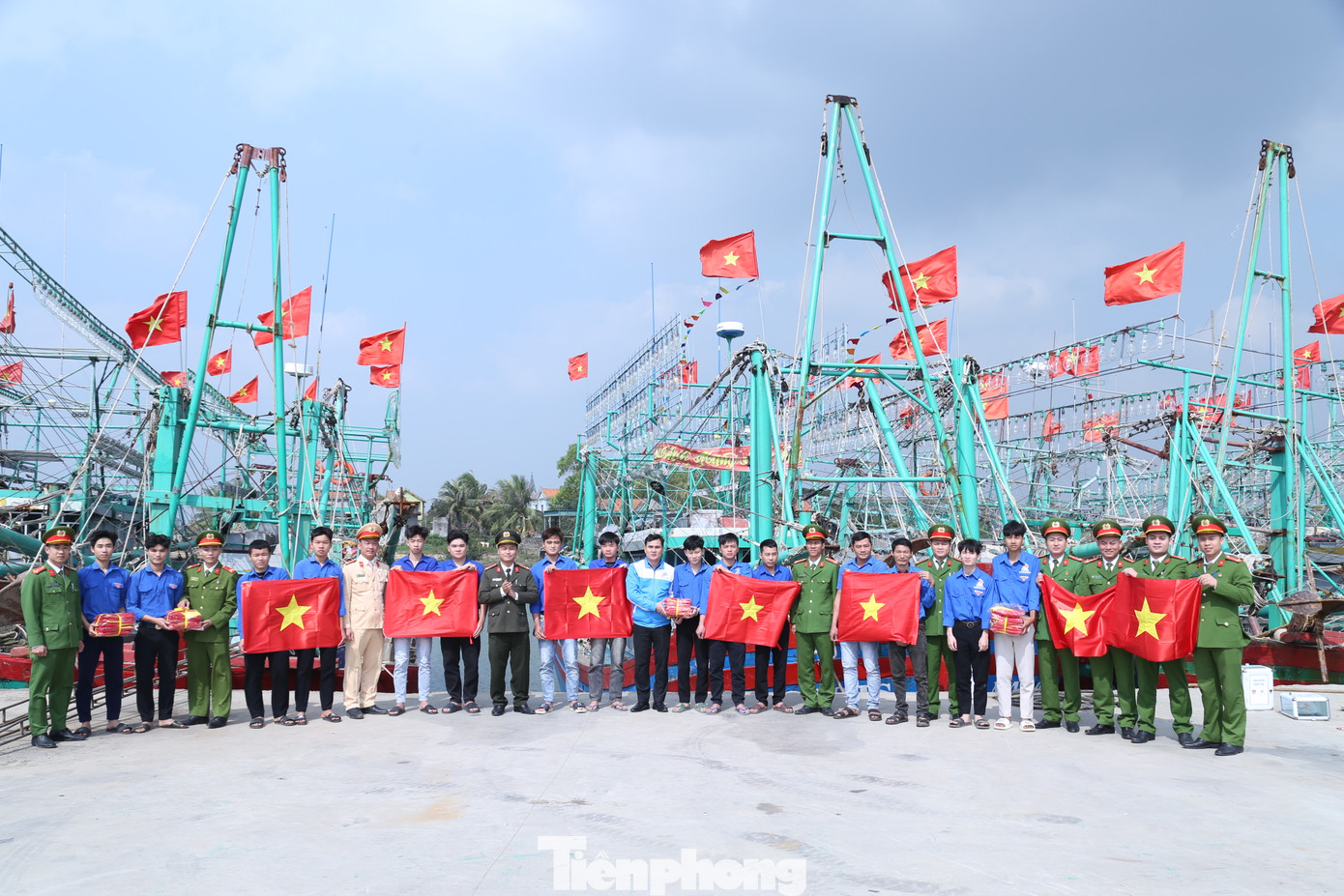 Đoàn Thanh niên Công an tỉnh Nghệ An tặng hơn 200 lá cờ Tổ quốc cho ngư dân huyện Quỳnh Lưu.