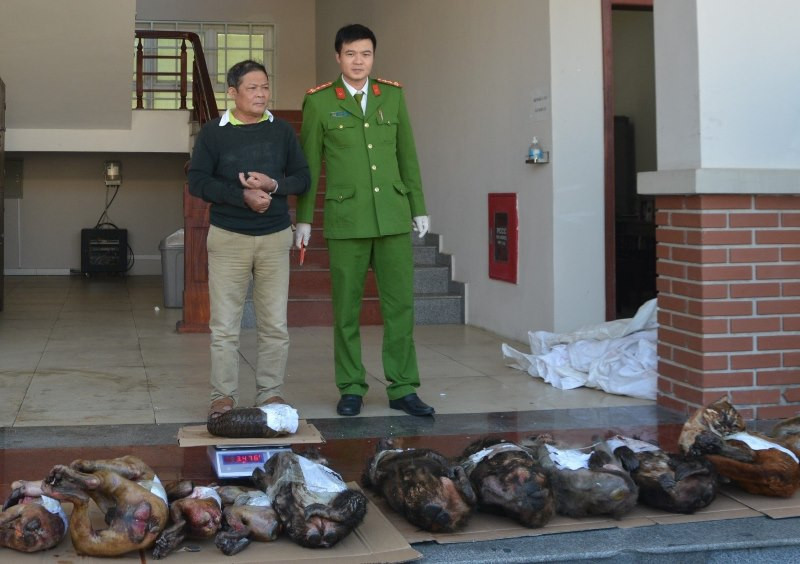 Đối tượng Đinh Văn Tin (trái)