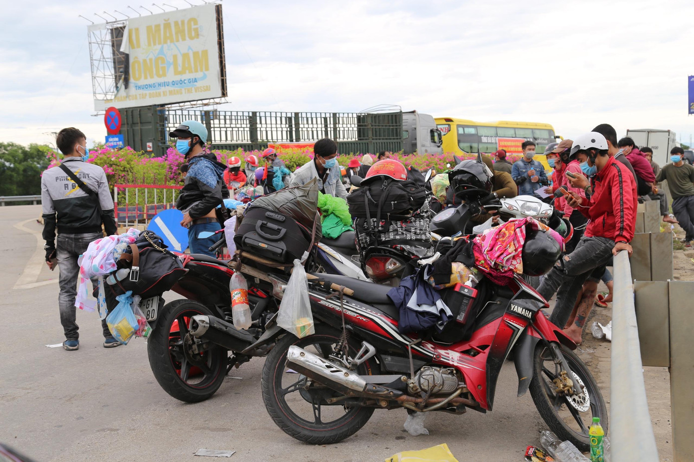 Những ngày qua, lao động Nghệ An từ miền Nam hồi hương đi qua chốt kiểm soát cầu Bến Thuỷ (nối 2 tỉnh Nghệ An và Hà Tĩnh) là rất lớn, tăng nguy cơ dịch bệnh xâm nhập vào địa bàn.