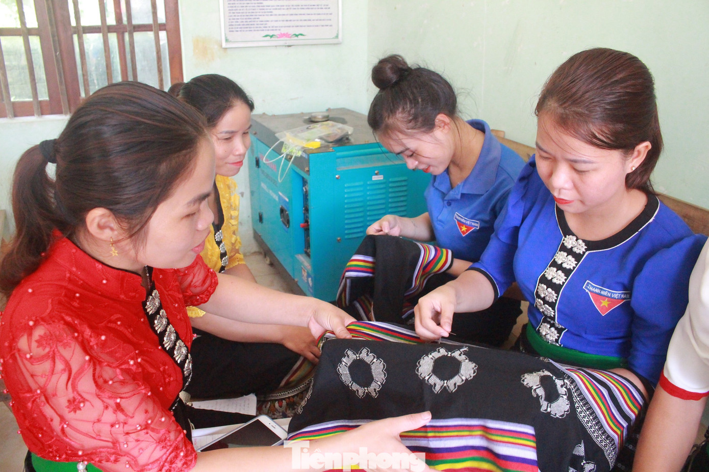 Lớp học được tổ chức tại nhà văn hóa cộng đồng bản Hoa Tiến, xã Châu Tiến, huyện Quỳ Châu với hơn gần 100 học viên và hoàn toàn miễn phí. Dự kiến, lớp học sẽ diễn ra trong 1 tháng, với sự giảng dạy của các Nghệ nhân am hiểu sâu sắc về văn hóa dân tộc Thái và nhiều kinh nghiệm, kỹ năng trong việc giảng dạy.