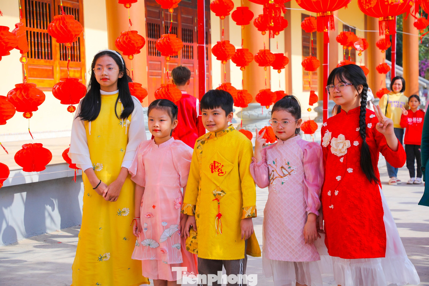 Các em nhỏ cũng xúng xính áo dài chụp ảnh tại chùa