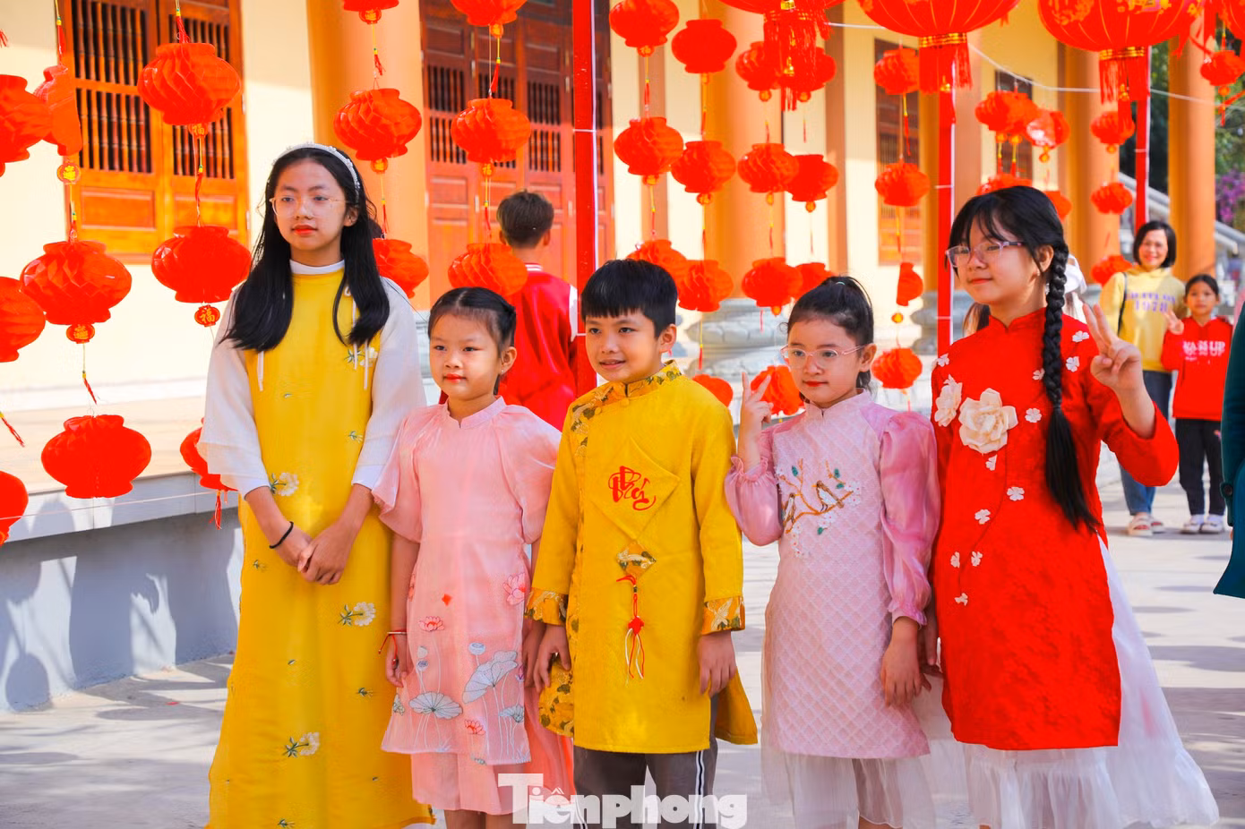 Các em nhỏ cũng xúng xính áo dài chụp ảnh tại chùa