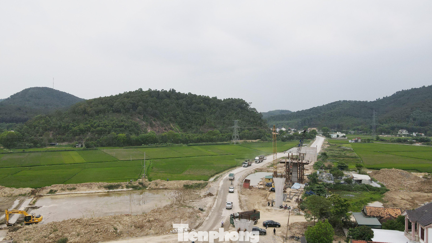 Tại dự án thành phần đoạn Nghi Sơn – Diễn Châu, không khí thi công cũng diễn ra hết sức khẩn trương. Xe vận chuyển vật liệu phục vụ thi công ra vào tấp nập hòa trong tiếng động cơ máy ủi, máy lu, máy khoan. Các vị trí nền đất yếu, qua đồng ruộng, đơn vị thi công phải khoan cọc trụ cát, xử lý nền và kiểm tra độ lún mới tiếp tục thi công.