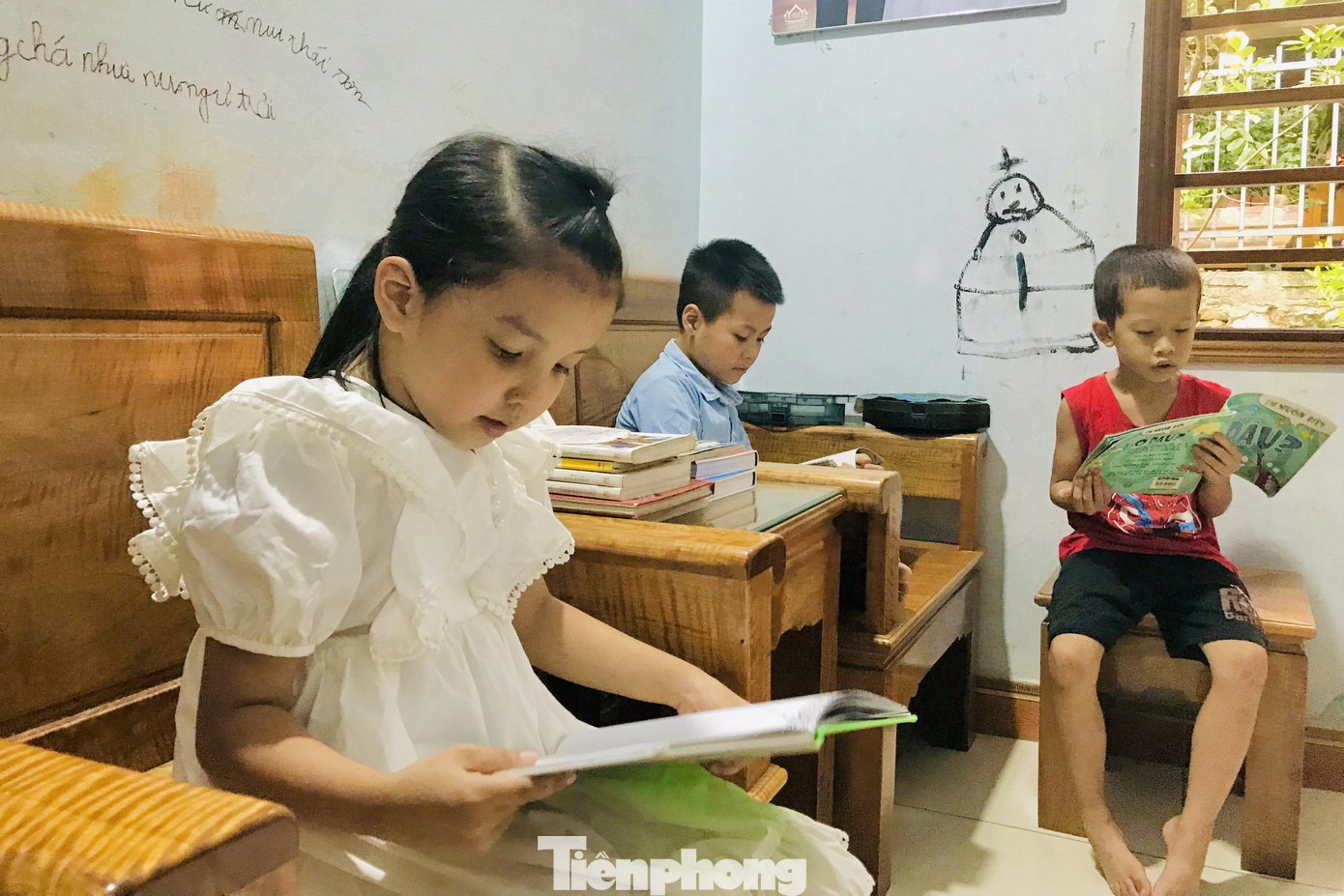 Thư viện mở cửa tất cả các buổi sáng trong tuần, các em học sinh có thể đến đọc sách.