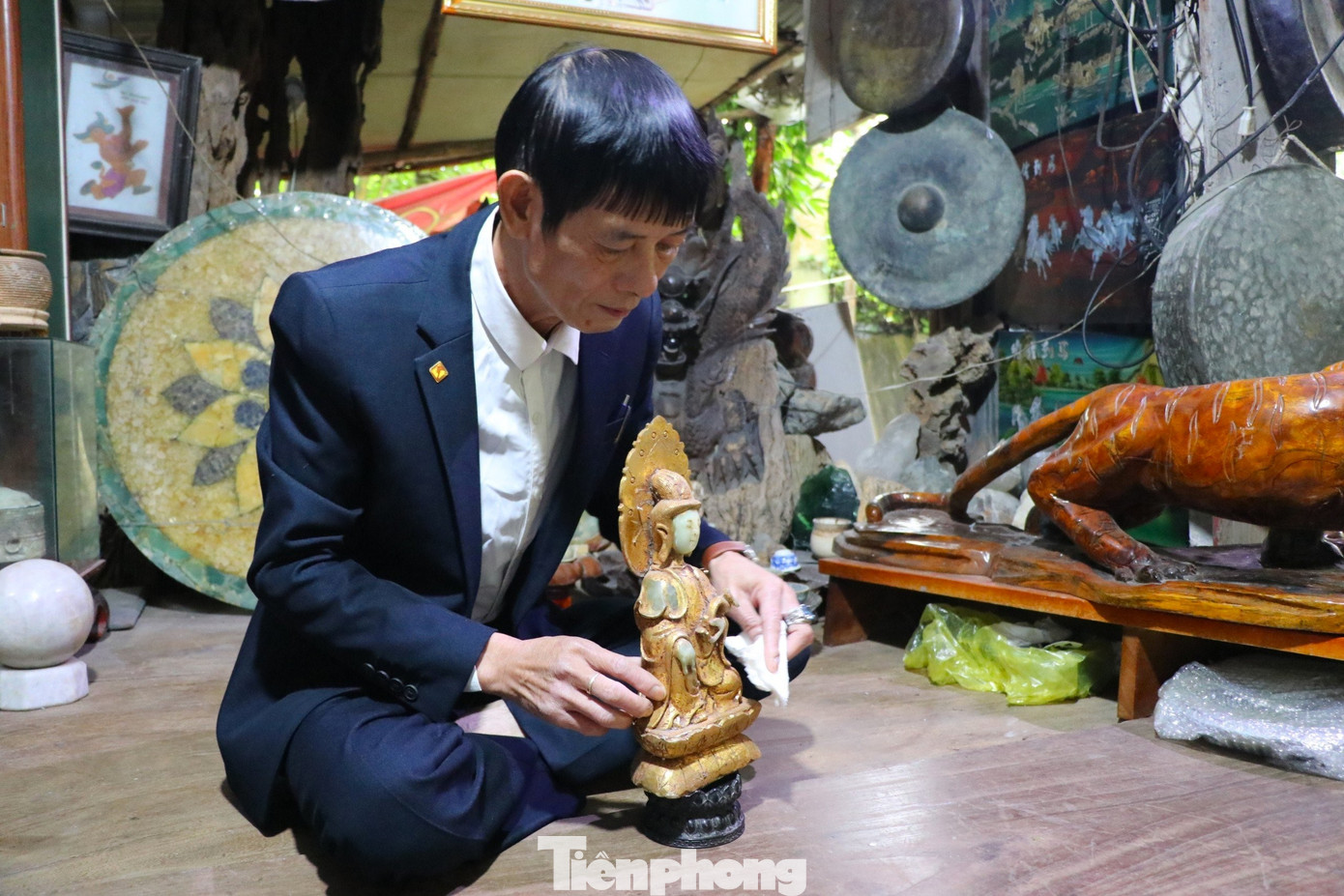 Với ông Bình, việc sưu tầm các hiện vật cổ xưa không chỉ thỏa mãn niềm đam mê của bản thân về cổ vật, mà qua đó lưu giữ những giá trị to lớn về lịch sử, tinh thần, văn hóa nghìn năm của dân tộc. "Trong tương lai, tôi có dự định xây một nhà trưng bày để giới thiệu và là nơi trao đổi kinh nghiệm của những người đam mê, tâm huyết đối với cổ vật", ông Bình tâm sự.