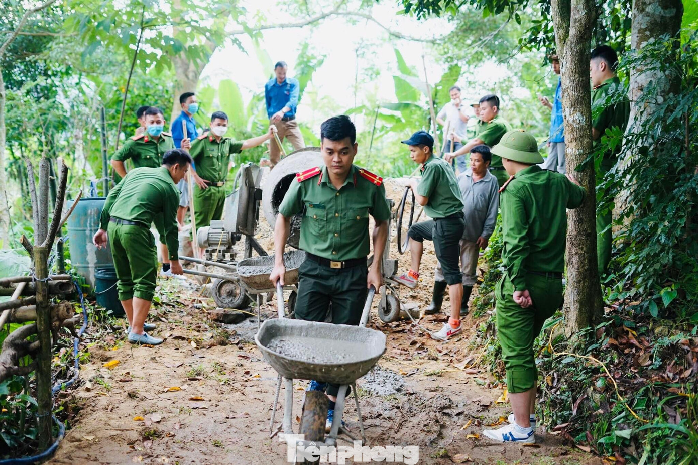 Chi đoàn Công an huyện Quỳ Hợp thực hiện mô hình 24h trải nghiệm, cùng ăn, cùng ở, cùng làm với dân, hỗ trợ người dân làm đường bê tông, sửa chữa nhà cửa, phát triển kinh tế, bảo đảm an ninh trật tự và tuyên truyền, phổ biến, giáo dục pháp luật.
