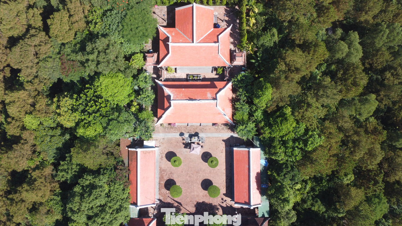 Tương truyền, sau chiến thắng mùa xuân Kỷ Dậu 1789, vua Quang Trung chọn đất đóng đô cho vương triều mới ở vùng đất giữa núi Dũng Quyết và Kỳ Lân. Khi Phượng Hoàng Trung Đô vừa xây xong, kế hoạch dời đô từ Phú Xuân (Huế) ra Vinh (Nghệ An) còn dang dở thì vua Quang Trung đột ngột băng hà. Vua Quang Toản sau đó nối ngôi cha, nhưng không giữ được ngai vàng. Khi Nguyễn Ánh lập ra nhà Nguyễn, đóng đô ở Huế, Phượng Hoàng Trung Đô bị lãng quên. Qua biến thiên của thời gian, công trình chỉ còn lại một số dấu tích.