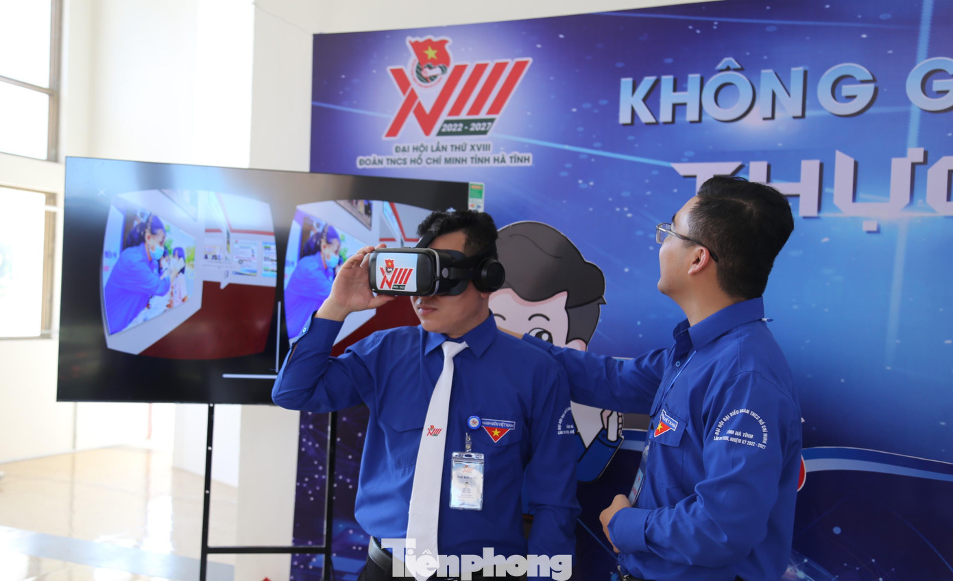 Anh Nguyễn Mạnh Hùng - Bí thư Đoàn xã Thạch Ngọc, huyện Thạch Hà nói: “Tôi rất ấn tượng với cách triển khai mô hình không gian triển lãm thực tế ảo của Thành Đoàn Hà Tĩnh triển khai. Mô hình mới lạ, truyền tải được nhiều thông tin, hình ảnh về các hoạt động của đoàn viên thanh niên trong nhiệm kỳ qua. Mô hình này giảm bớt việc phải sử dụng tài liệu thông qua in ấn mà người xem chỉ cần đeo kính 3D để nắm bắt thông tin dễ dàng hơn”.