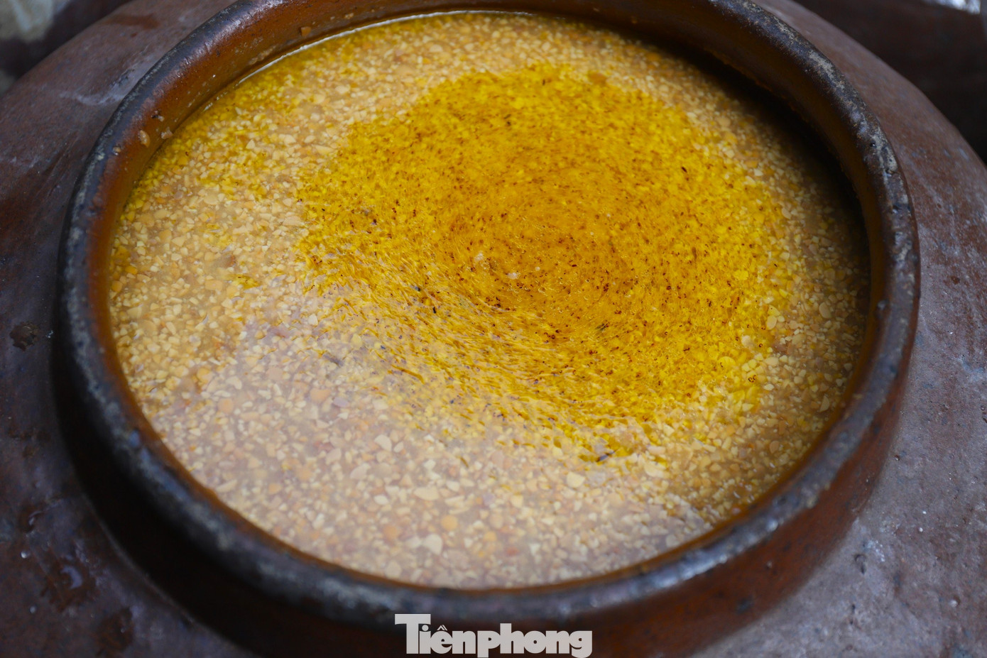 “Hàng ngày phải mở nắp chum, dùng đũa đánh đều tương, tối đậy lại. Sau 45 ngày, hạt đậu chín, nước cốt nổi lên là đạt yêu cầu. Để bảo quản được lâu, chum tương cần được đậy nắp kín, nếu nước lạnh hay nước mưa tạt vào sẽ hỏng”, bà Hồng chia sẻ.