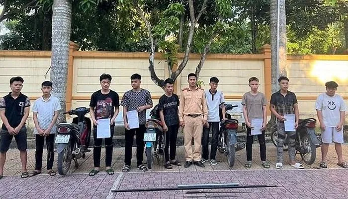 Nhóm thanh thiếu niên cùng các phương tiện tại cơ quan công an.