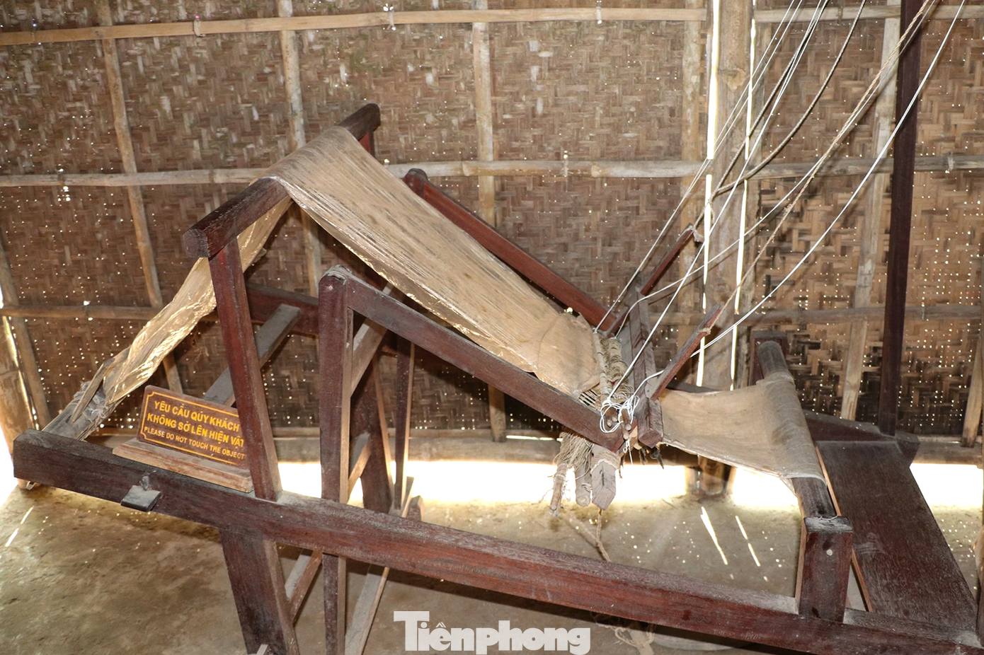 Bên cạnh là chiếc khung cửi đã đồng hành cùng “Người Mẹ Làng Sen” nuôi các con khôn lớn, trưởng thành.