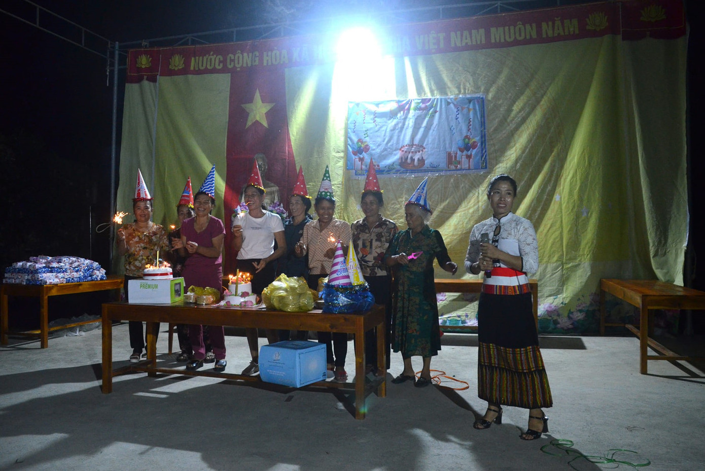 Bản Khe Sài 2, xã Nghĩa Lộc, huyện Nghĩa Đàn, Nghệ An tổ chức sinh nhật tập thể cho chị em đêm 20/10