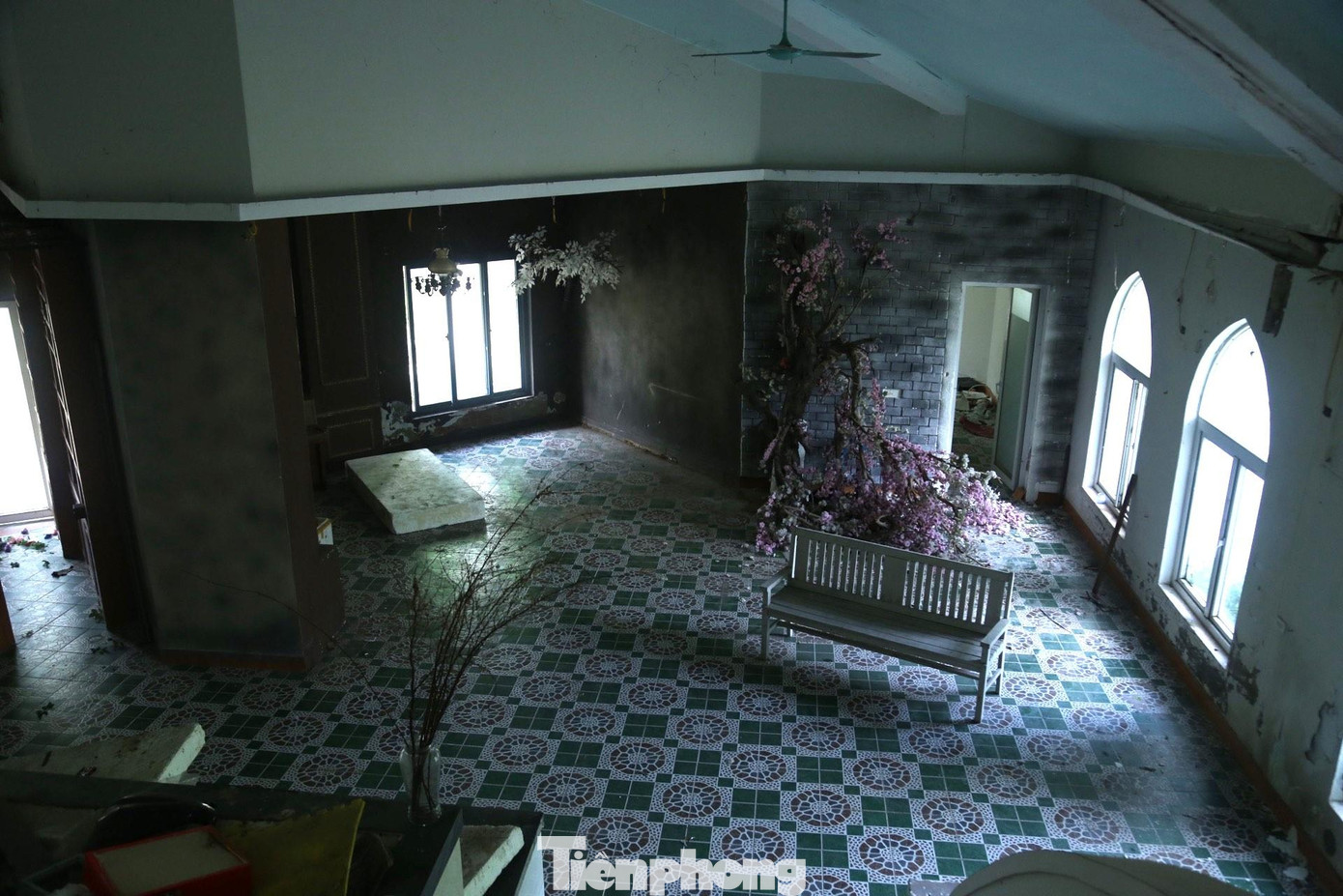 Năm 2004, UBND tỉnh Nghệ An đã quy hoạch giao cho Công ty cổ phần Trung Long xây dựng Công viên trung tâm thành phố Vinh. Công trình nhà chiếu hình vũ trụ nằm lọt giữa khu đất này. Người dân, khách tham quan muốn đi vào nhà chiếu hình vũ trụ này đều phải đi qua cổng công viên. Lượng khách, học sinh, sinh viên đến nhà chiếu hình vũ trụ thưa thớt rồi mất hẳn. Nhiều năm qua, khu vực nhà chiếu hình vũ trụ bị bỏ không, bắt đầu xuống cấp và hư hỏng trầm trọng.