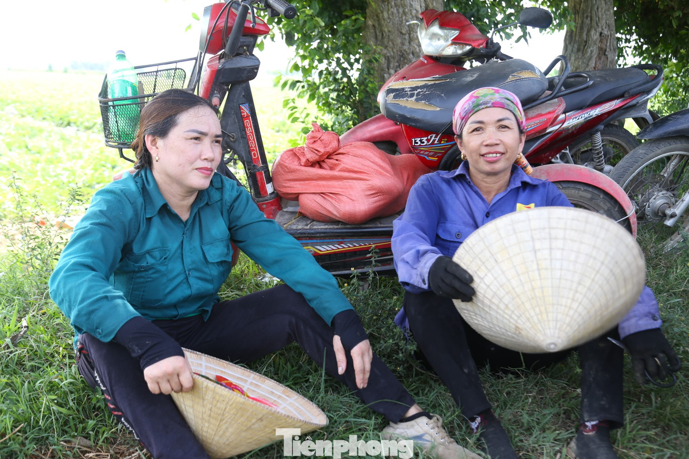 Người dân tranh thủ nghỉ ngơi sau những giờ lao động mệt nhọc.