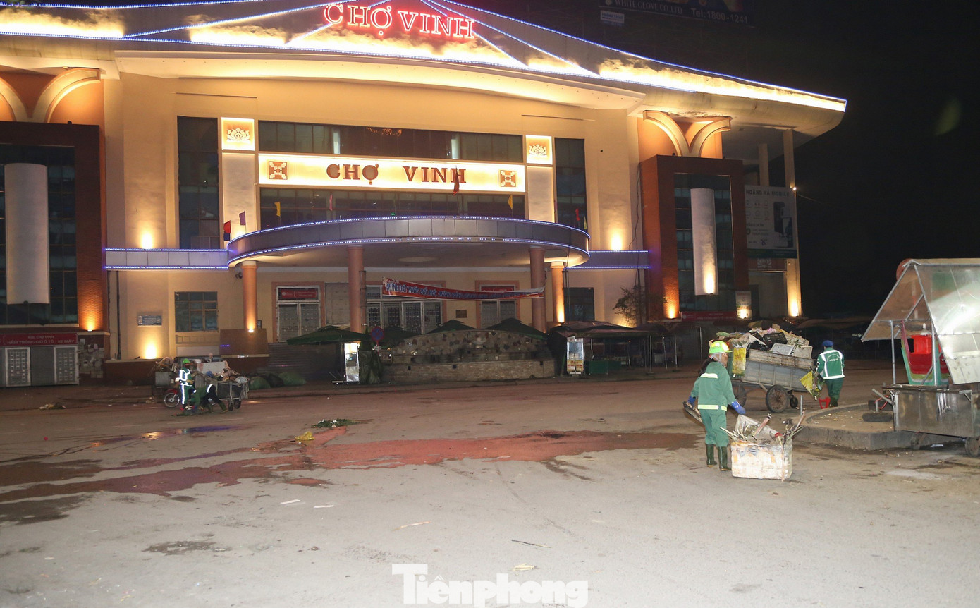 Thu gom rác tại khu vực chợ Vinh.