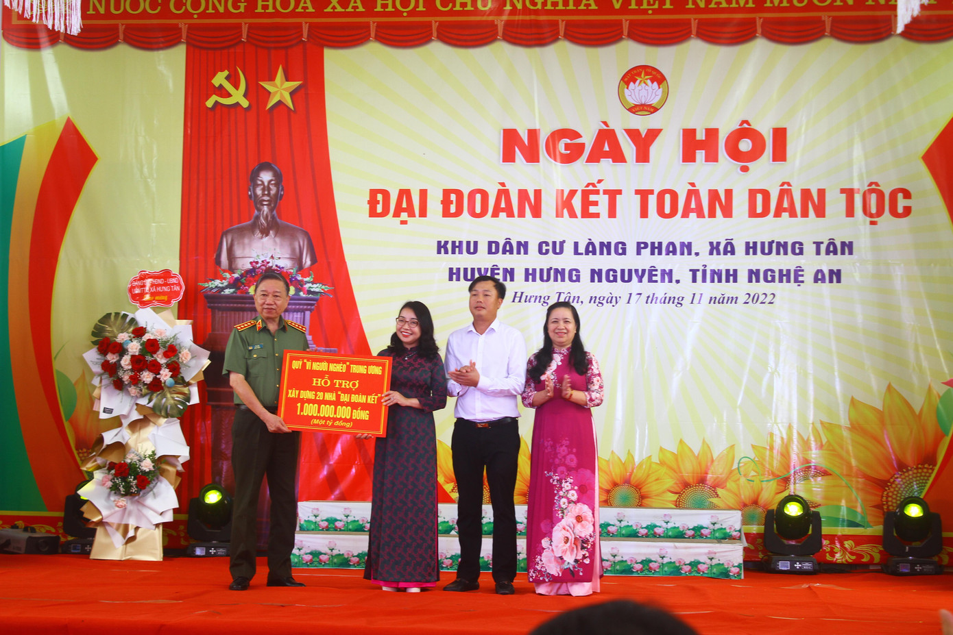 Đại tướng Tô Lâm trao tặng nhà đại đoàn kết cho huyện Hưng Nguyên. Đại tướng Tô Lâm trao tặng nhà đại đoàn kết cho huyện Hưng Nguyên.