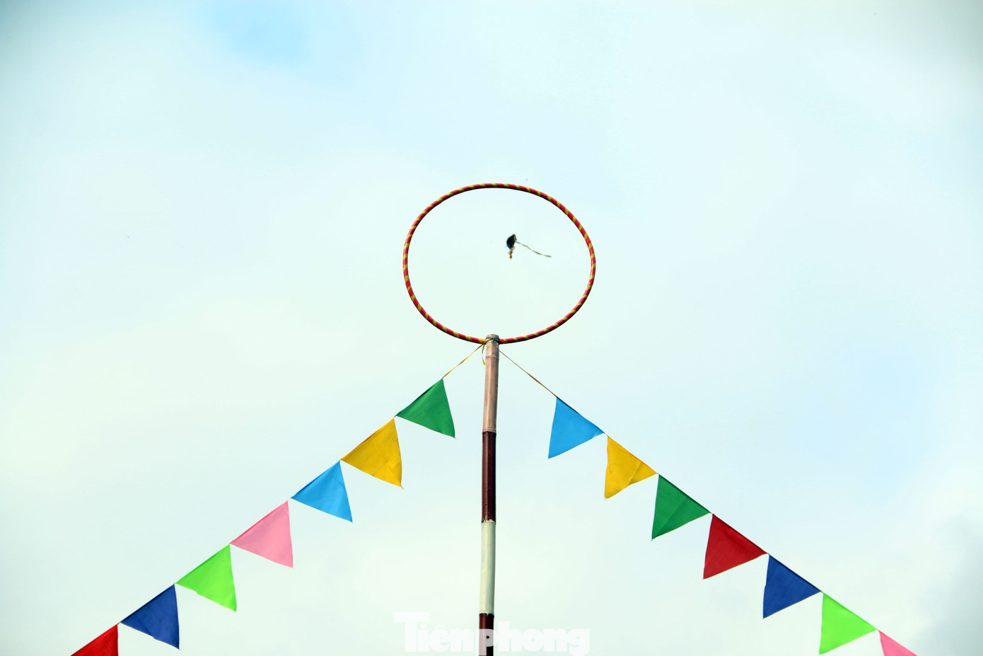 Người chơi sẽ dùng quả còn tung vào vòng tròn ở trên cao cho người đứng ở phía bên kia bắt rồi ném trả lại qua vòng tròn. Quả còn hình cầu to bằng nắm tay trẻ nhỏ, được khâu bằng nhiều múi vải màu.