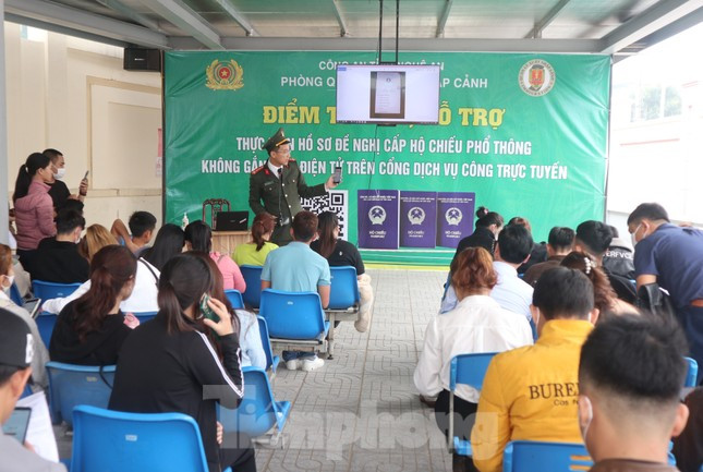 Đoàn Thanh niên phối hợp Phòng Quản lý xuất nhập cảnh Công an tỉnh Nghệ An hướng dẫn người dân làm hộ chiếu online.