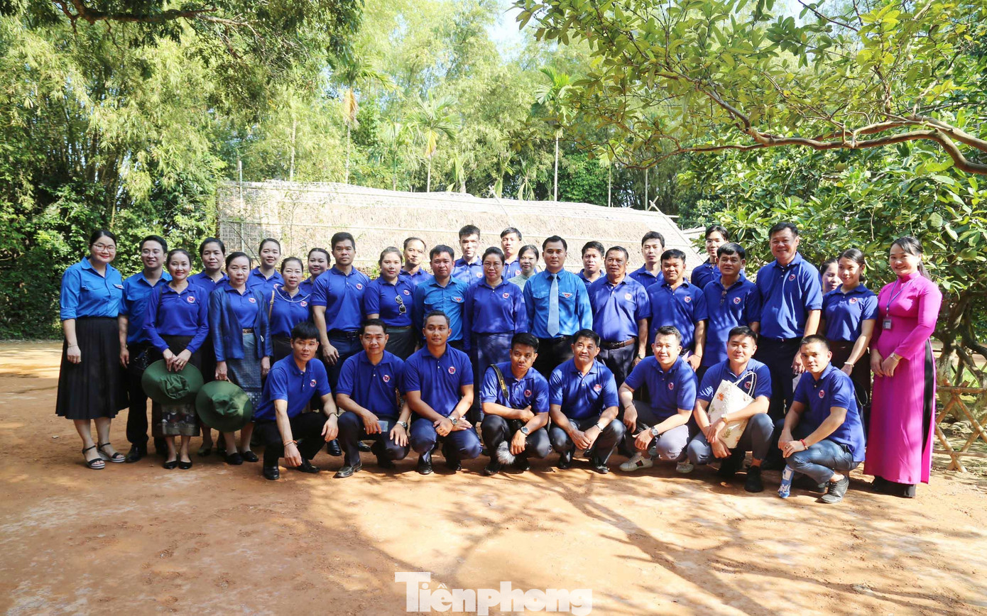 Đoàn công tác chụp hình lưu niệm tại nhà tranh của gia đình cụ Phó bảng Nguyễn Sinh Sắc, tại Kim Liên, Nam Đàn, Nghệ An.