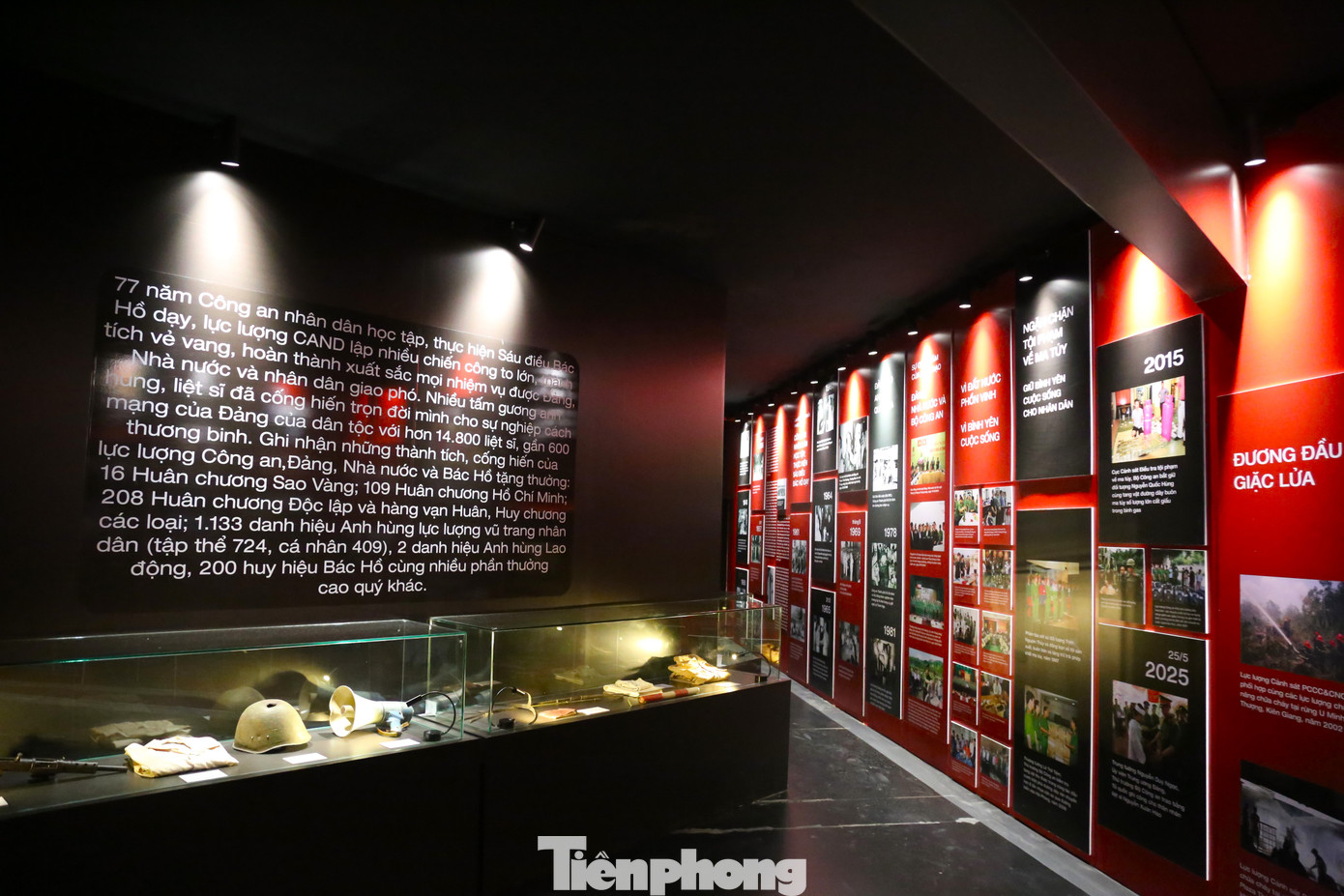 Với chủ đề Công an nhân dân khắc ghi lời Bác, khu trưng bày của Bộ Công an được thể hiện sinh động, hấp dẫn, kết hợp hình ảnh, tư liệu, hiện vật với ứng dụng công nghệ phòng trải nghiệm đa giác quan, kết hợp giữa hình ảnh 3D tạo cảm xúc chân thật cho khách thăm quan.