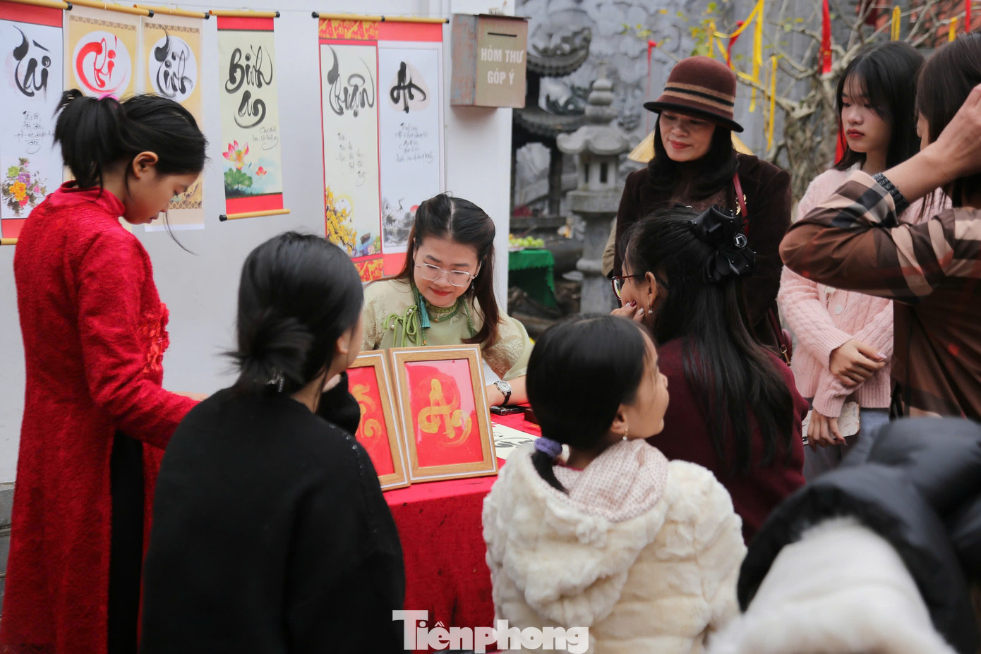Người dân và các em học sinh xin chữ đầu năm.